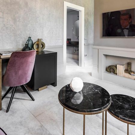 ホテル パラッツォ コーナリア ミラノ エクステリア 写真 Interior of a suite at the hotel