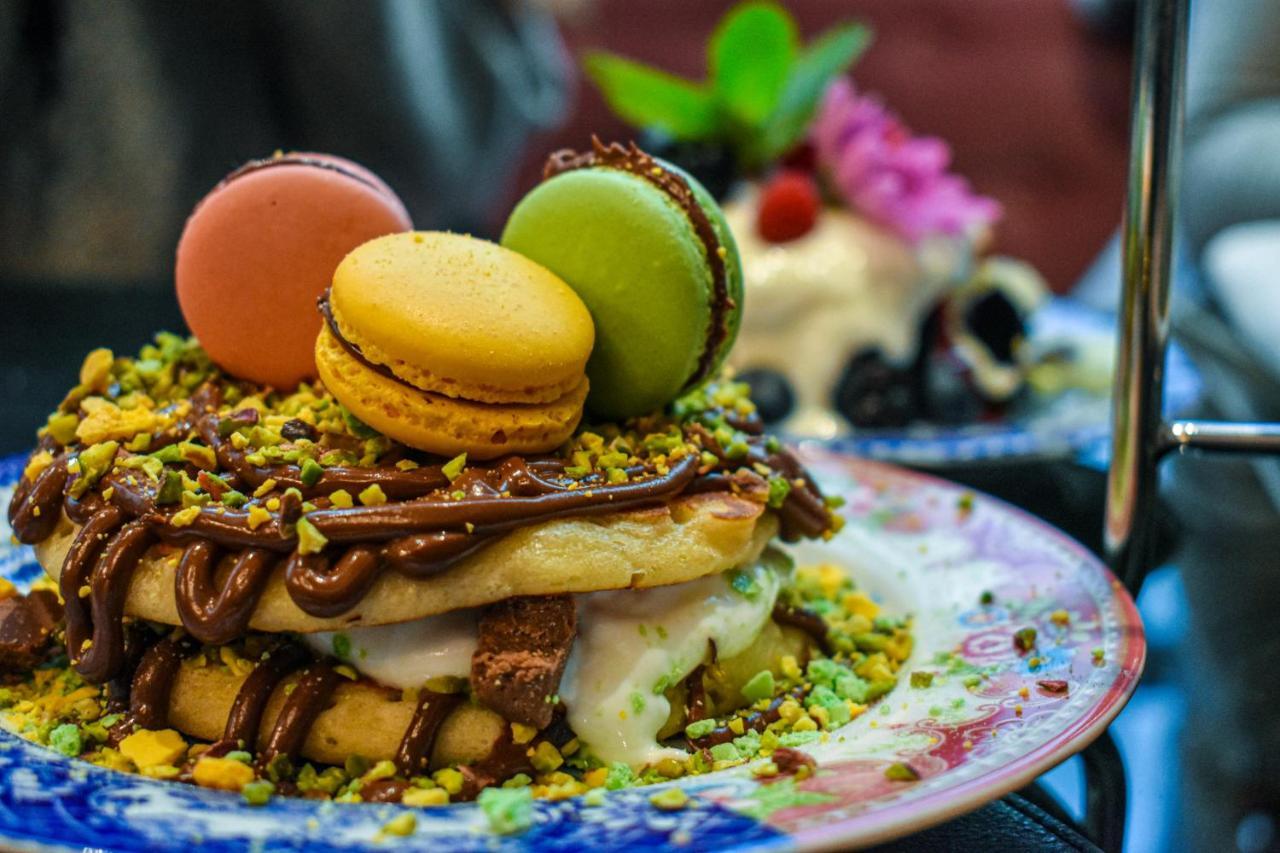ホテル パラッツォ コーナリア ミラノ エクステリア 写真 A mille-feuille with macarons