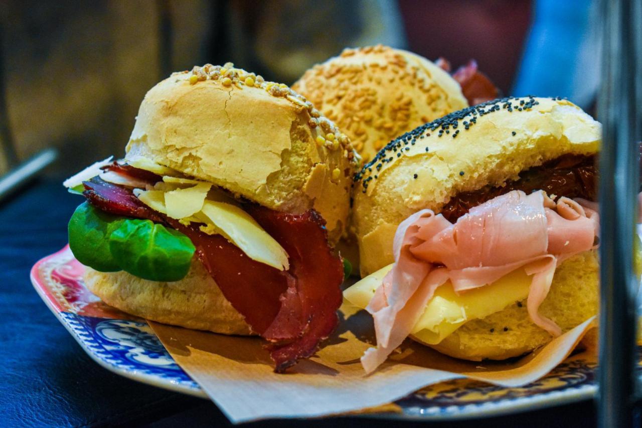 ホテル パラッツォ コーナリア ミラノ エクステリア 写真 A selection of sandwiches
