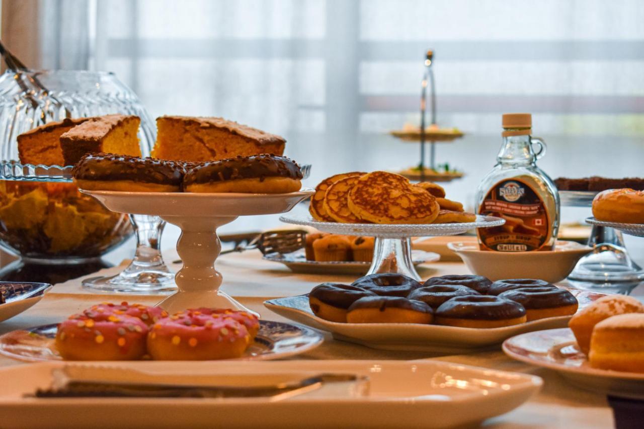 ホテル パラッツォ コーナリア ミラノ エクステリア 写真 A selection of desserts