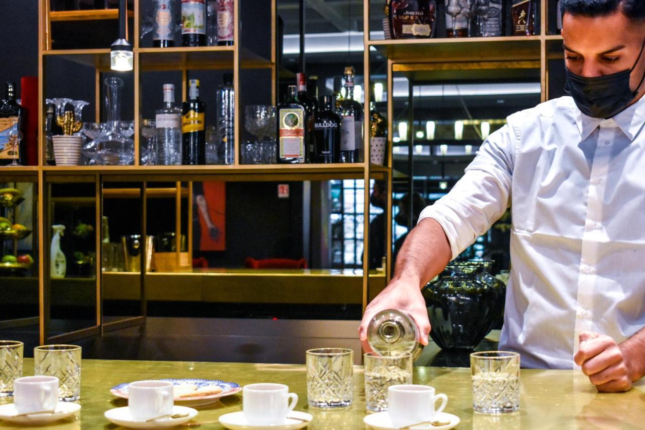 ホテル パラッツォ コーナリア ミラノ エクステリア 写真 A bartender at work