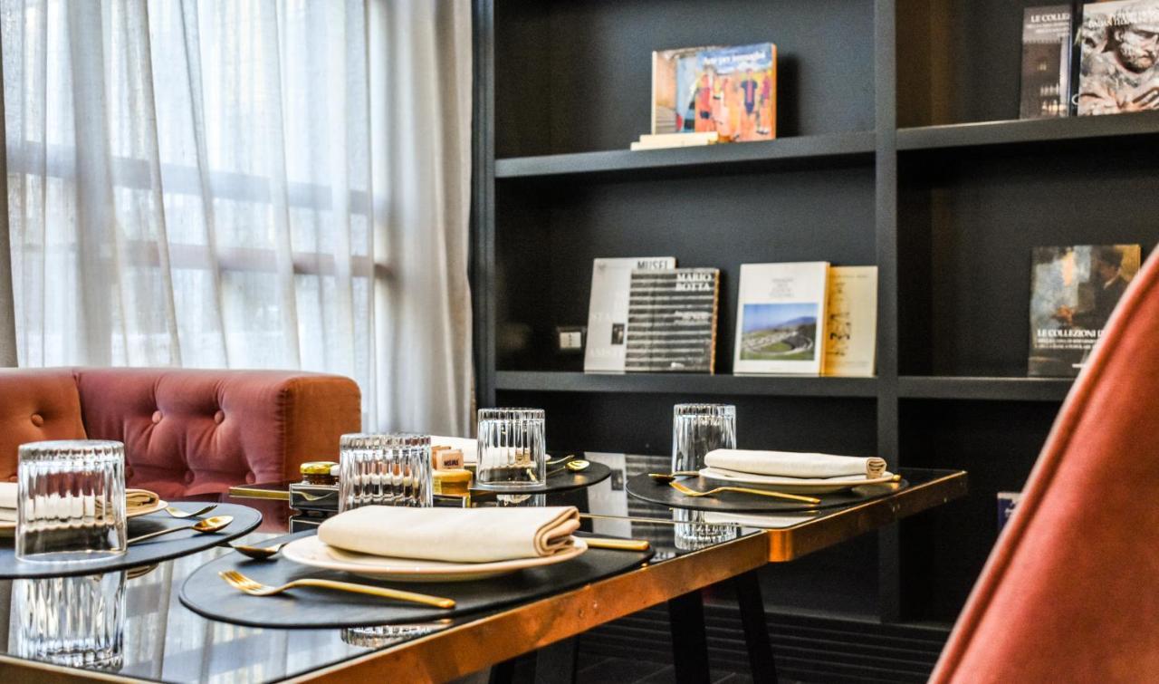 ホテル パラッツォ コーナリア ミラノ エクステリア 写真 A table set for dinner