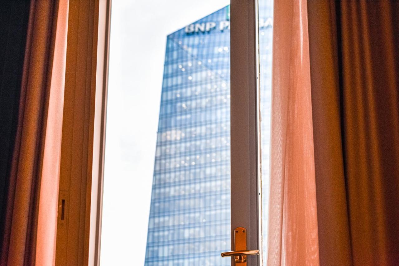 ホテル パラッツォ コーナリア ミラノ エクステリア 写真 The hotel's view of the CN Tower