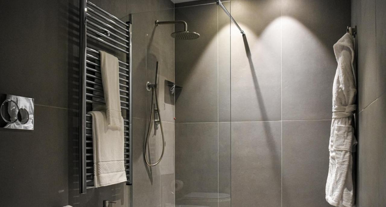 ホテル パラッツォ コーナリア ミラノ エクステリア 写真 A shower with a fixed shower head and a handheld shower head