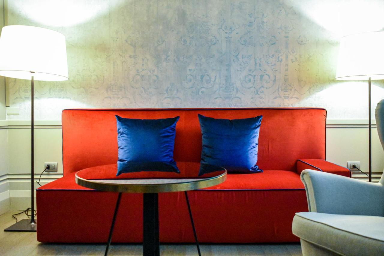 ホテル パラッツォ コーナリア ミラノ エクステリア 写真 A sofa