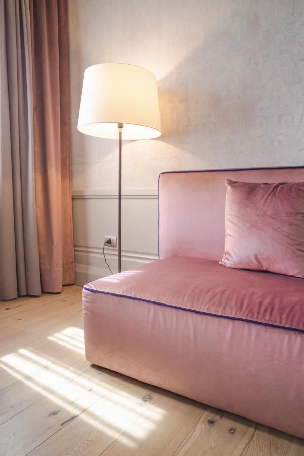 ホテル パラッツォ コーナリア ミラノ エクステリア 写真 A sofa in a hotel room