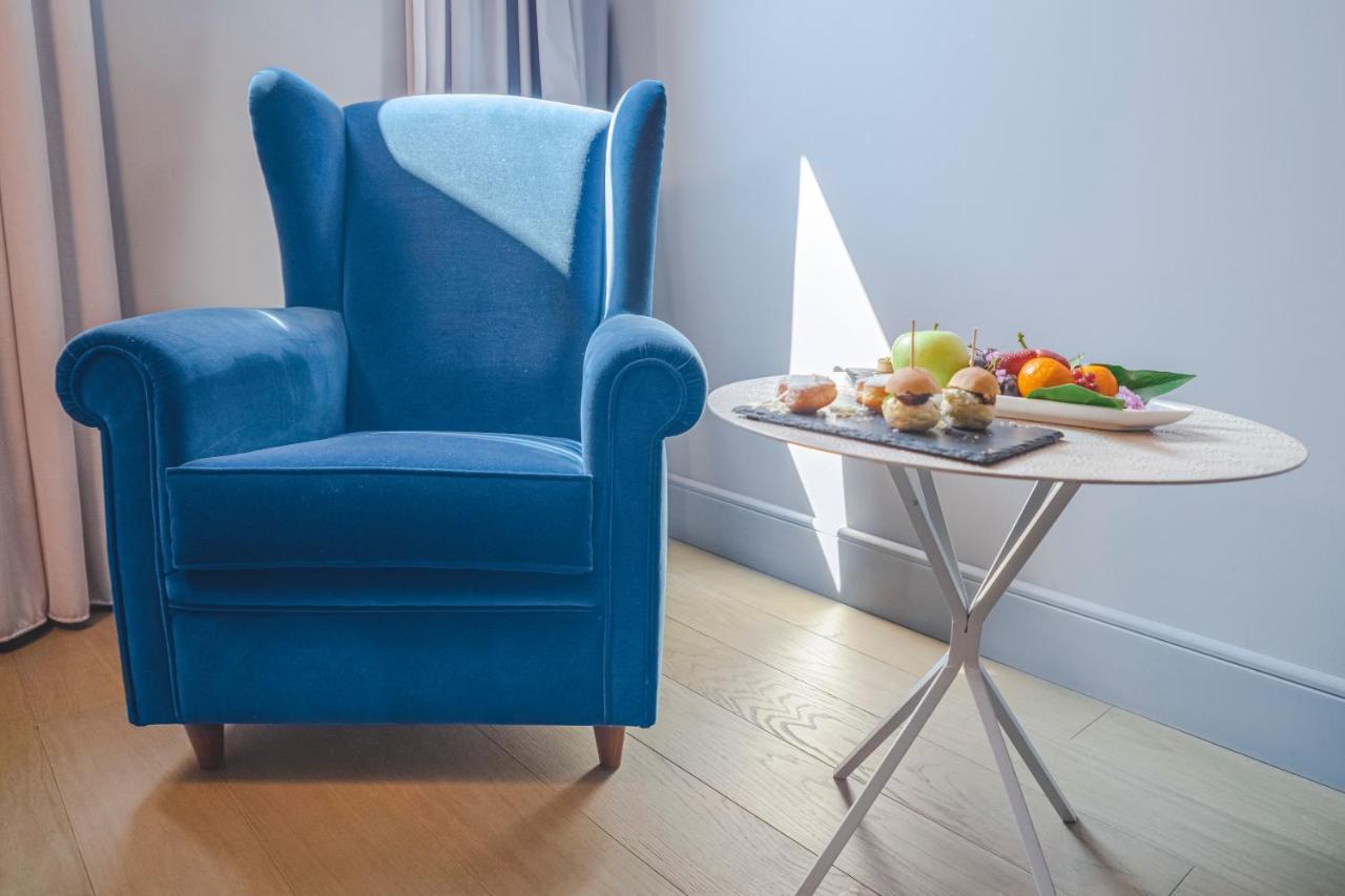 ホテル パラッツォ コーナリア ミラノ エクステリア 写真 A blue armchair