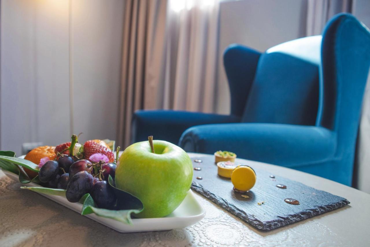 ホテル パラッツォ コーナリア ミラノ エクステリア 写真 Fruit platter