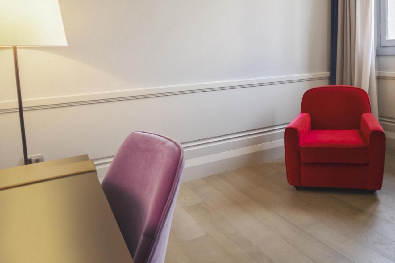 ホテル パラッツォ コーナリア ミラノ エクステリア 写真 A chair in a room