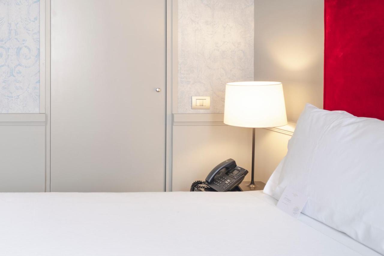 ホテル パラッツォ コーナリア ミラノ エクステリア 写真 A telephone in a hotel room