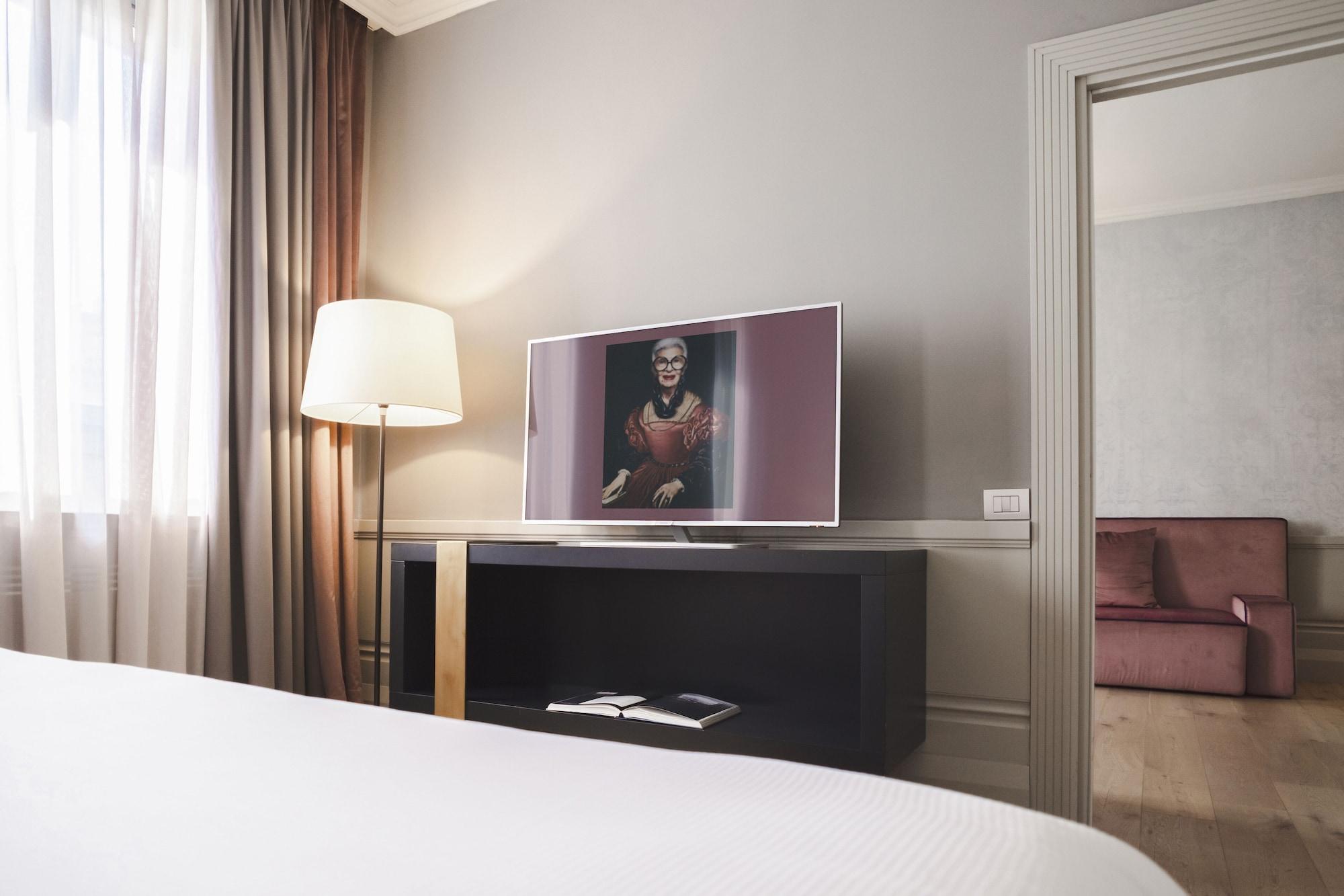ホテル パラッツォ コーナリア ミラノ エクステリア 写真 A television in a hotel room