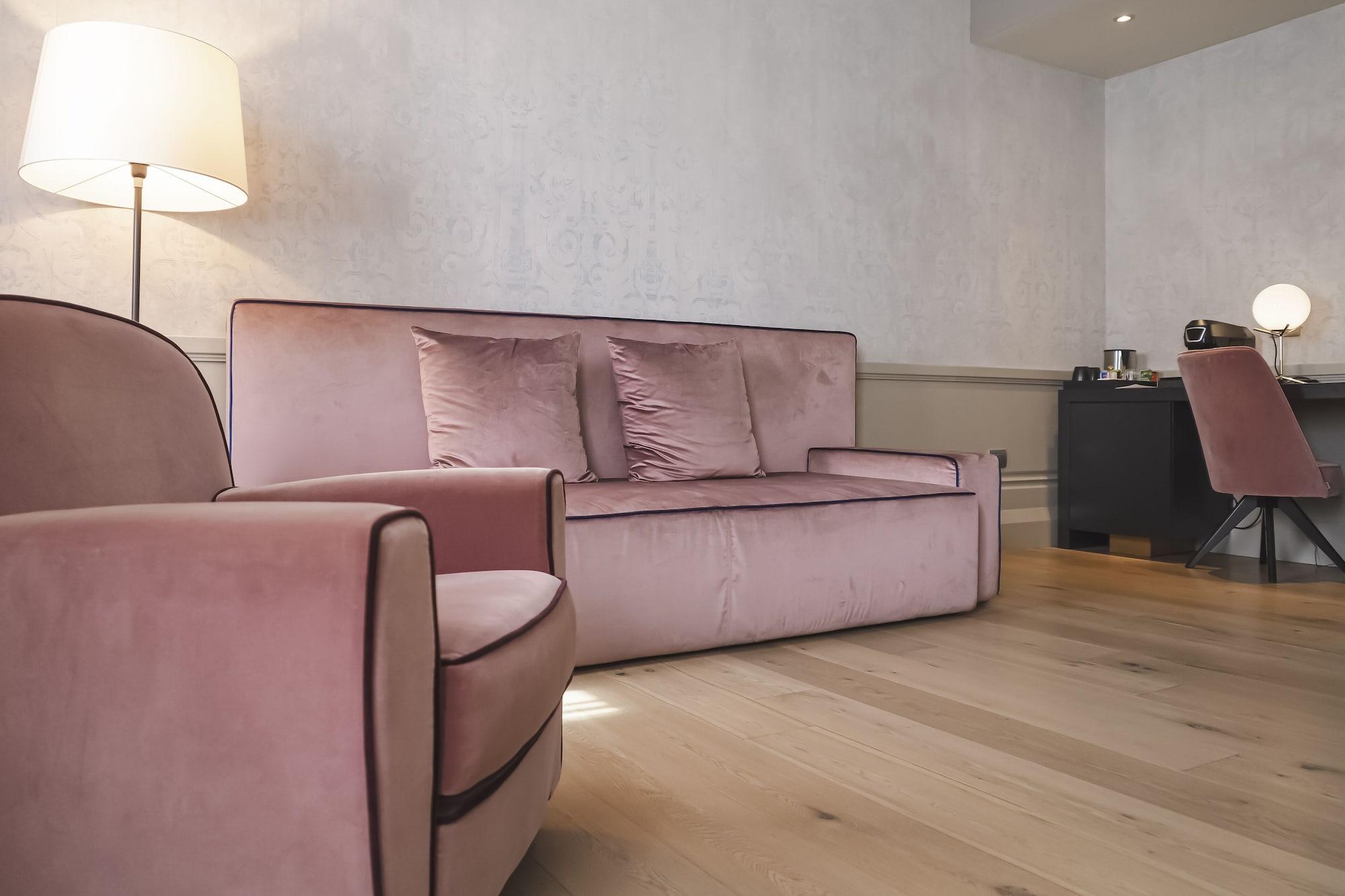 ホテル パラッツォ コーナリア ミラノ エクステリア 写真 A sofa upholstered in velvet