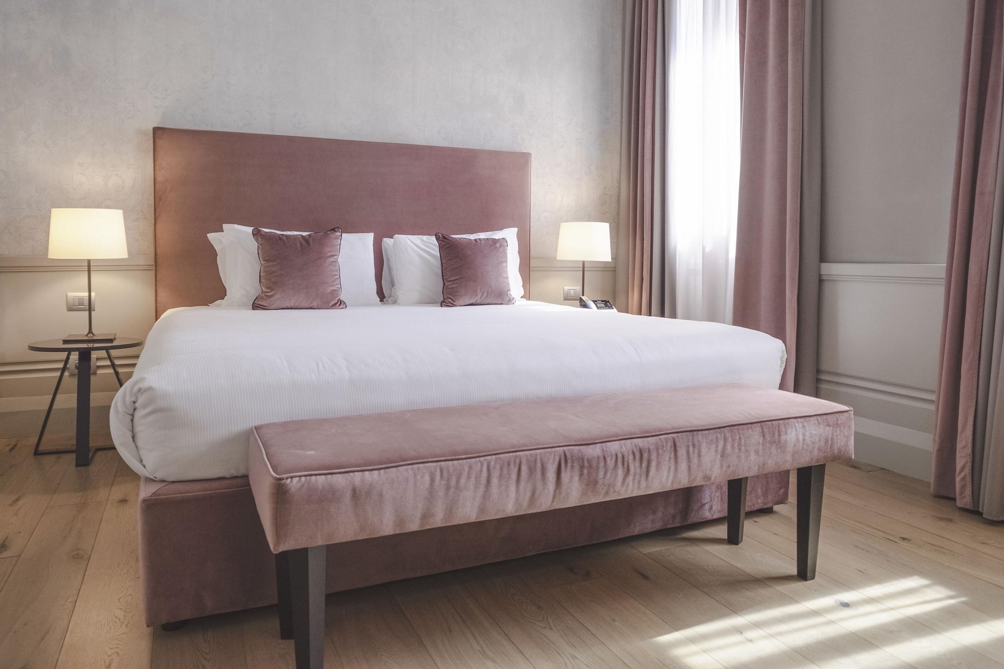 ホテル パラッツォ コーナリア ミラノ エクステリア 写真 A bedroom at the hotel