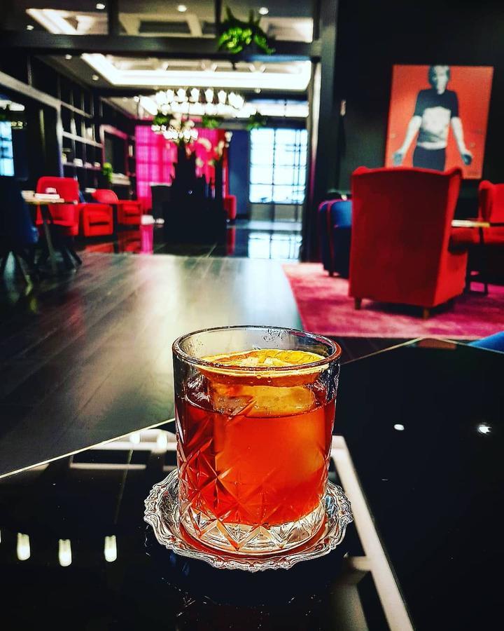 ホテル パラッツォ コーナリア ミラノ エクステリア 写真 A Negroni cocktail
