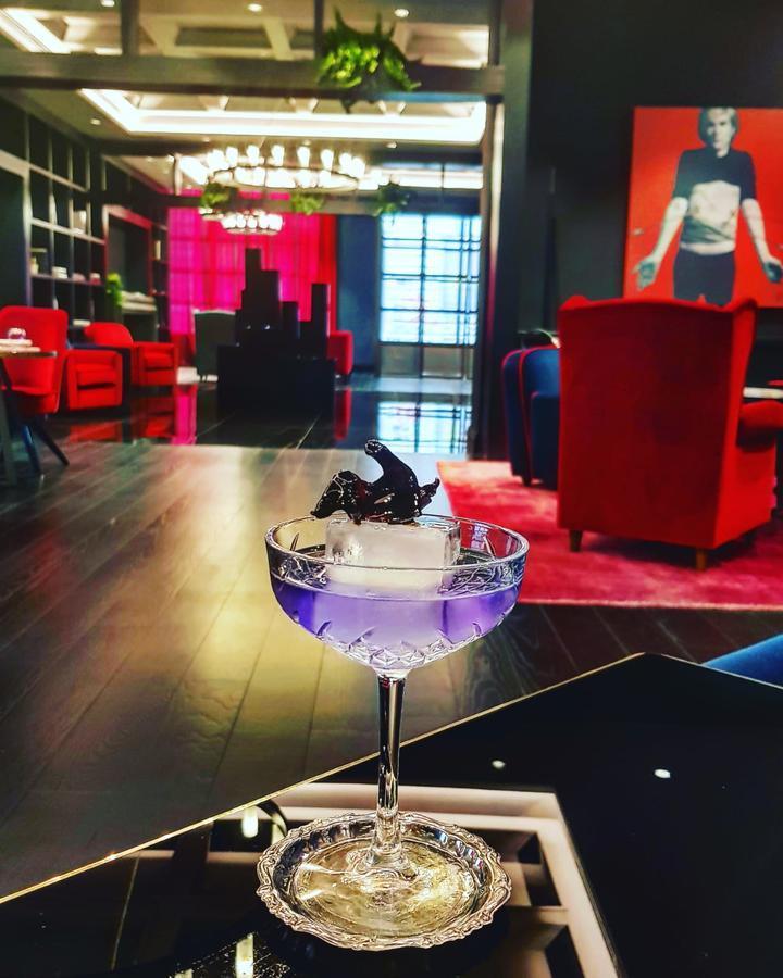 ホテル パラッツォ コーナリア ミラノ エクステリア 写真 A Blue Hawaii cocktail